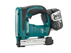 Makita Zszywacz akumulatorowy 18V 3,0Ah DST221RFJ 