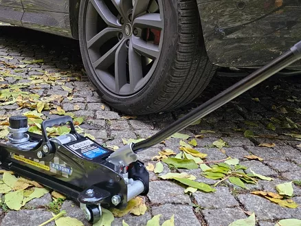 Jaki podnośnik samochodowy wybrać? Kompletny poradnik techniczny i praktyczny